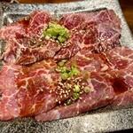 炭火焼肉 ホルモン にく式 - 奥側、うす切りハラミ　手前並カルビ