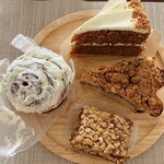 Dread Naught BAKE SHOP - シナモンロール、全粒粉キャロットレイヤーケーキ、サワークリームアップルパイ、本日のコーヒーケーキ