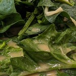 食堂 はせ川 - ほうれん草をスープに浸す