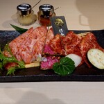 牛刺しと焼肉 仔虎 - 上撰カルビと上撰ロースのアップ