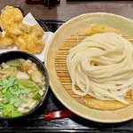 Udon Ya Kazu - 「肉煮干し(冷)(870円)+かしわサクサク天(400円)」です