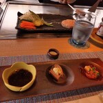 Miyakogyuu Teppanyaki Yukishio Suteki - 右上に見切れている調味料は塩。7種類ほどあり、料理に都度かけて食べることを推奨された。