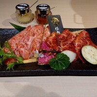 牛刺しと焼肉 仔虎 クリスロード店 - 上撰カルビと上撰ロースのアップ