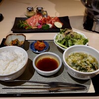 牛刺しと焼肉 仔虎 クリスロード店 - 上撰焼肉ランチ