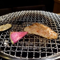牛刺しと焼肉 仔虎 クリスロード店 - 肉を焼いています！