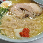 家系ラーメン 近藤家 - すりごま、おろしニンニク、豆板醤のせ、こういうラーメンには豆板醤が合う