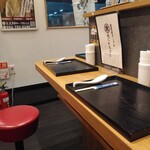 濃厚煮干そば 丸にたちばな - 手前のカウンター席