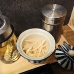 濃厚煮干そば 丸にたちばな - 卓上には煮干し酢、胡椒、千切り生姜等々