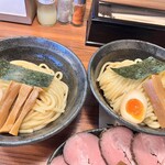 Tsukemen Kirari - 左が並、右が大、手前の皿は特製の具