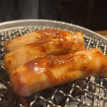 Yakiniku HONMA - 店員さんが焼いてくれます　特選ホルモン