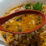 スパイスラーメン専門店 SPICE 麺 アッ晴れ - 豚骨煮干しベースのスープ