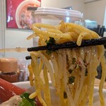 スパイスラーメン専門店 SPICE 麺 アッ晴れ - 中太麺がスープに絡む