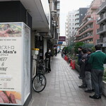 NIBOSHI MANIA - 店前の行列。ふだんだと、この角を曲がって行列が続く