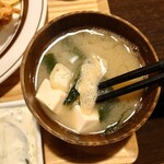 Yo-shoku OKADA - ◯お味噌汁
具材は豆腐、ワカメ、お揚げとなる

鰹節から引かれている香りと出汁感豊かな
美味しいミックス味噌の汁となる

洋食店なんだけど
キチンとお味噌汁の味わいにまでこだわりを持たれてる