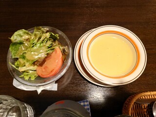 Yo-shoku OKADA - お袋さんは

●A SET（ライス、スープ、サラダ）450円
●自家挽きハンバーグ　200g　1,200円

を注文してた
