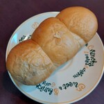 ビーグルベーカリー - 日替わりパン(チョコ、カスタード、チーズ)
