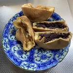 蜂楽饅頭 - 黒は綺麗にカット出来ましたが白は柔らかい餡がはみ出します