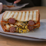 TERON COFFEE - 【オープンサンド ドリンクセット＠税込1,500円】スパイシーソーセージ＆コーン＆チーズ