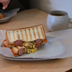 TERON COFFEE - 【オープンサンド ドリンクセット＠税込1,500円】スパイシーソーセージ＆コーン＆チーズ、ハンドリップ(dark)