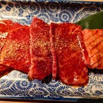 Wagyu Ue-Go Mesuu Shi To Jukusei Gyuushi Taniku Ya Ichiyuku - 