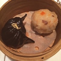 ヘイフンテラス - きゃー♡ 左が黒トリュフ入り海老蒸し餃子 黒墨の皮包みです！