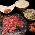 焼肉 Meat it - ロース　ハラミ　カルビ　赤身ですがボリューム有り