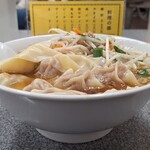 中華麺店 喜楽 - 斜めから