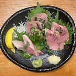 やきとん酒場 秋葉原とら八 - 肉刺し３点盛り（小／タン・ハツ・かしわ）　572円（税込）