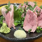 やきとん酒場 秋葉原とら八 - 肉刺し３点盛り（小／タン・ハツ・かしわ）　572円（税込）