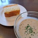 キッチン イノッセ - 舞茸のポタージュ＆自家製パン