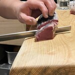 食堂 おがわ - “鰹刺身”、今日は鰹の切り身に熱湯をかけてましたなぁ。藁で燻すのでは無く。鰹の素の味わい、ねっちりと味わい深いです。