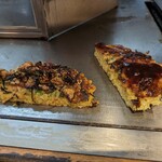 Okonomiyaki Kiji - 店長おすすめ焼き（左）と豚玉（右）