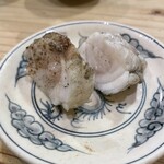 食堂 おがわ - お皿に盛り付けるとこんな感じです。“河豚のタタキ”！初めて食するかも…。河豚の風味と食感、旨みがジワッと出ています。