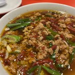 台湾料理 味仙 - 台湾ラーメンの肉ミンチや唐辛子はこんな感じ。ミンチは粗挽き・大きめ
