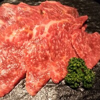 焼肉 Meat it - お皿を移動してライトの下へ　ロース　カルビ　ハラミ♪