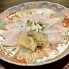 郷土料理 嗣味 - ②ふぐ刺し ～南風泊漁港の５kgアップの虎河豚。ふぐ刺しは肉厚なので歯茎に抵抗があるくらい弾力と食べ応えがある。お皿の中央には河豚皮と河豚骨出汁の美しい”煮凝り”。