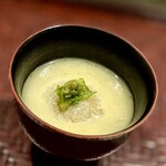 郷土料理 嗣味 - ①小吸い椀 ～白味噌仕立ての小吸い椀。なかには歯応えと粘りがのあるシャキシャキの白石蓮根（佐賀産）で作った饅頭。白味噌椀は香りが好きだな～。