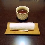 日本料理井上 - お茶とおしぼり。最後にお茶の差し替えをしてくれました。