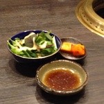 Amiyakiniku Kajiwara - 特選和牛定食…サラダ、角キムチ、タレ