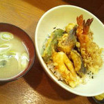 四季料理 海山 - 海老天丼と味噌汁