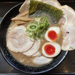 らーめん 与七 - とんこつチャーシュー玉子入り並