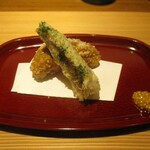 好日 - 揚げ物 ： 静岡県藤枝市のブランド椎茸 “玉取茸” の天ぷらは肉厚で、軟らか ジューシーです。 静岡県の “あさはた蓮根” は、お店に泥付きで1メートルオーバーの大きさで届けられ、縦にカットされているので 噛むと糸を引いて噛み応えが良いですネ！　塩味も有りそのままでも美味しいですし、タスマニアマスタードも良く合います。