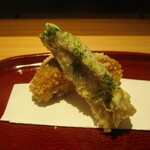 好日 - 揚げ物 ： 静岡県藤枝市のブランド椎茸 “玉取茸” の天ぷらは肉厚で、軟らか ジューシーです。 静岡県の “あさはた蓮根” は、お店に泥付きで1メートルオーバーの大きさで届けられ、縦にカットされているので 噛むと糸を引いて噛み応えが良いですネ！　塩味も有りそのままでも美味しいですし、タスマニアマスタードも良く合います。