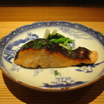 好日 - 焼物 ： 北海道産 サクラマスの木の芽焼き。甘辛く焼きあげられた皮はパリッと食感で、脂ののりが良く 身はふっくらとしていて とても美味しいですネ！　お出汁で炒められた菜の花とうるいが添えられています。