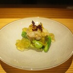 好日 - 先付 ： 筍とウドの木の芽和え。 湯がいた三河産 蛤に ウド、グリーンアスパラ、そら豆を和えて 法蓮草と西京味噌などで作ったグリーンが綺麗な木の芽味噌、三杯酢のジュレがかけられ、芽紫蘇が飾られています。