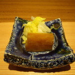 好日 - ご飯物 ： ④ 香の物：シャキシャキ食感の白菜、炙りガッコ。