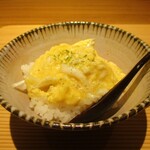 好日 - ご飯物 ：  白米のご飯で煮穴子や味噌汁をいただいた後に、上から山椒をふった白魚の卵とじを ２杯目のご飯のうえに載せて 白魚の卵とじ小丼にしていただきました。