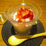 好日 - 甘味 ： 自家製 苺のシャーベット。 ライムで味変を楽しみます。