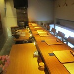 好日 - "好日" のカウンター 8席。