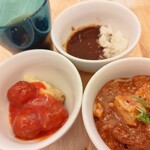 Gurambuffe - 肉団子チリソース＆ポテトグラタン、麻婆豆腐焼きそば、ブラックカレー。手前の2つがお気に入り♪